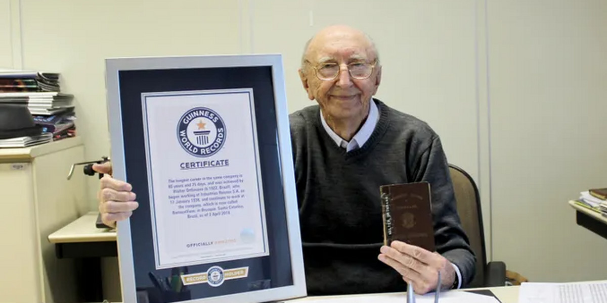 Walter Orthmann z dyplomem Rekordu Guinnessa otrzymanym za najdłuższy okres pracy w tym samym miejscu.