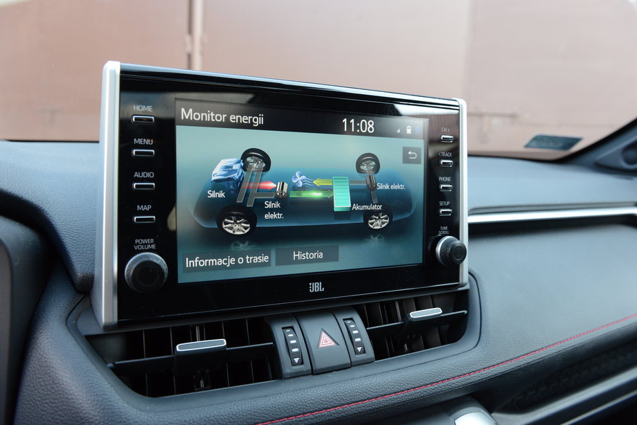 Toyota RAV4 Plug-in ma oczywiście nowoczesny system multimedialny z ekranem dobrej jakości. Można na nim śledzić sposób, w jaki przepływa energia między bateriami i silnikami. To stały punkt programu we wszystkich hybrydach Toyoty.