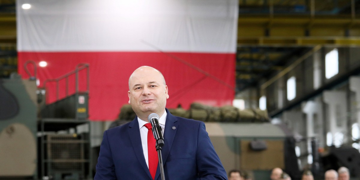 Nadzwyczajne walne zgromadzenie Polskiej Grupy Zbrojeniowej dokonało zmian w składzie rady nadzorczej i zarządzie Grupy. Odwołano m.in. prezesa Witolda Słowika.