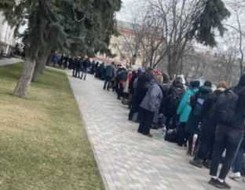 Tłum ludzi w centrum Mariupola. Czekali na ewakuację, usłyszeli ostrzeżenie i wezwanie do schronu