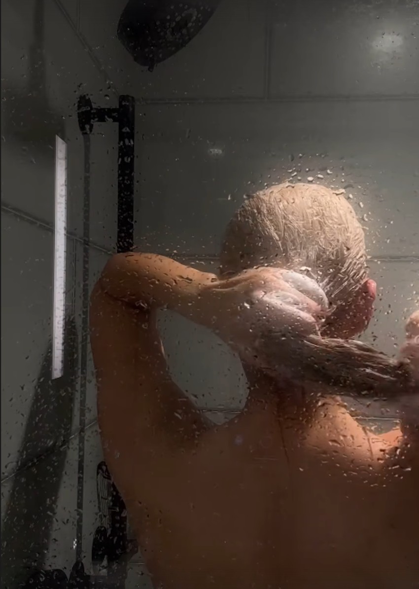 Sara Jo se snimala u tuš kabini