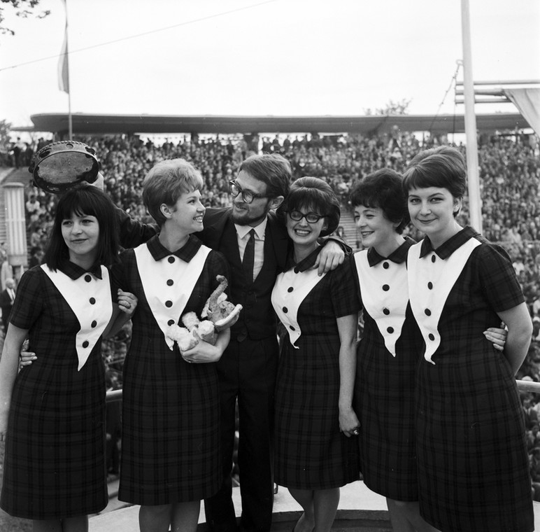 Alibabki w Opolu (1965). Od lewej: Krystyna Grochowska, Alina Puk, Anna Łytko, Sylwia Krajewska i Wanda Borkowska, z kierownikiem muzycznym grupy Juliuszem Lorancem