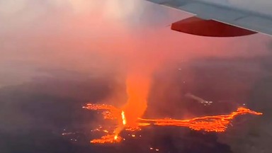 Spektakularne ujęcia z pokładu easyJet: pasażerowie obserwują erupcję wulkanu na Islandii