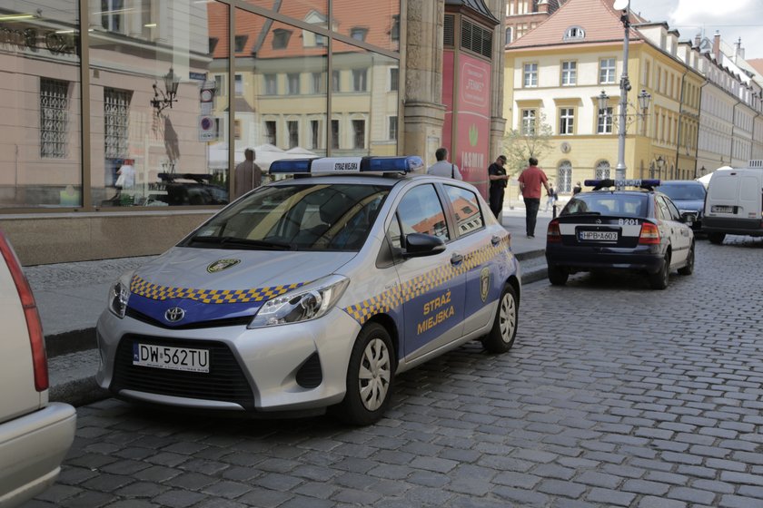 Straż miejska ma stałą wachtę przy słupku wjazdowym na wrocławski Rynek