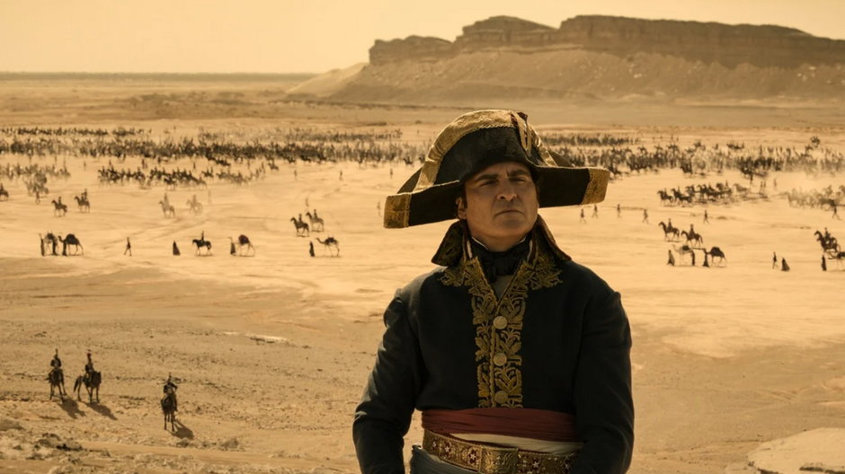 Bonaparte pod piramidami. Kadr z filmu "Napoleon" Ridleya Scotta