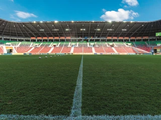 Pusty stadion to nowa futbolowa rzeczywistość. Dopóki kibice nie będą mogli masowo przychodzić na mecze, dopóty kluby piłkarskie będą w finansowej defensywie