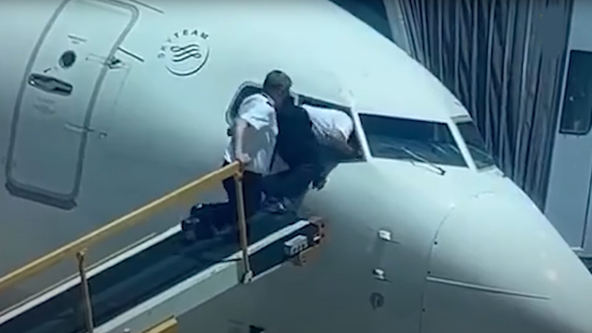 Pilot nie mógł wejść do kokpitu. Musiał wczołgać się przez okno [WIDEO]