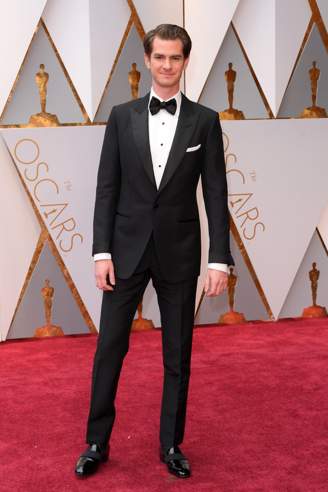 Andrew Garfield i jego stylizacja na Oscary 2017 - czerwony dywan