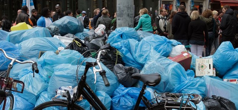 Holendrzy płacą piwem i papierosami za sprzątanie ulic