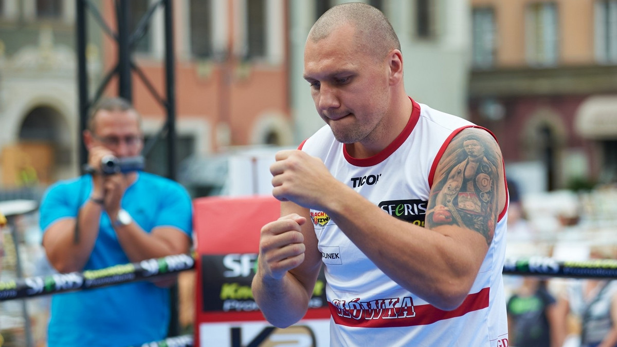 Krzysztof Głowacki jest przed sobotnią walką w Gdańsku o mistrzostwo świata federacji WBO w bokserskiej wadze junior ciężkiej cięższy o 250 gramów od swojego rywala Ołeksandra Usyka. Broniący tytułu Polak ważył 90,4, a ukraiński pretendent 90,150 kg.