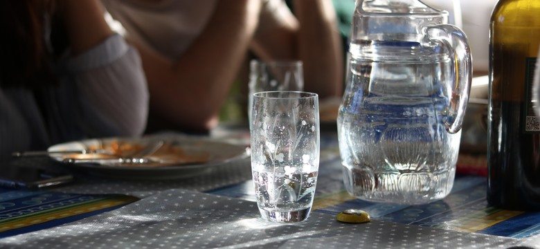 Woda we wszystkich lokalach gastronomicznych w Polsce za symboliczną złotówkę. Rewolucja w prawie