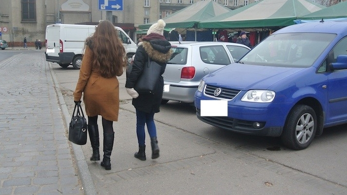 Samochody dostawcze, osobowe i busy - to przeszkody czyhające na pieszych, którzy chcą wsiąść do autobusu na Placu Bernardyńskim lub dobiec do tramwaju. Dlaczego? Bo parkują przy... przystanku.