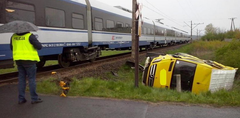 Wjechał busem pod pociąg. Bok auta poskładany jak karton