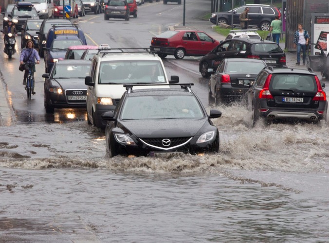 Samochody na jednej z zalanych po gwałtownych opadach ulic w Oslo