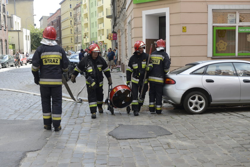 Strażacy z wentylatorem do usuwania dymu