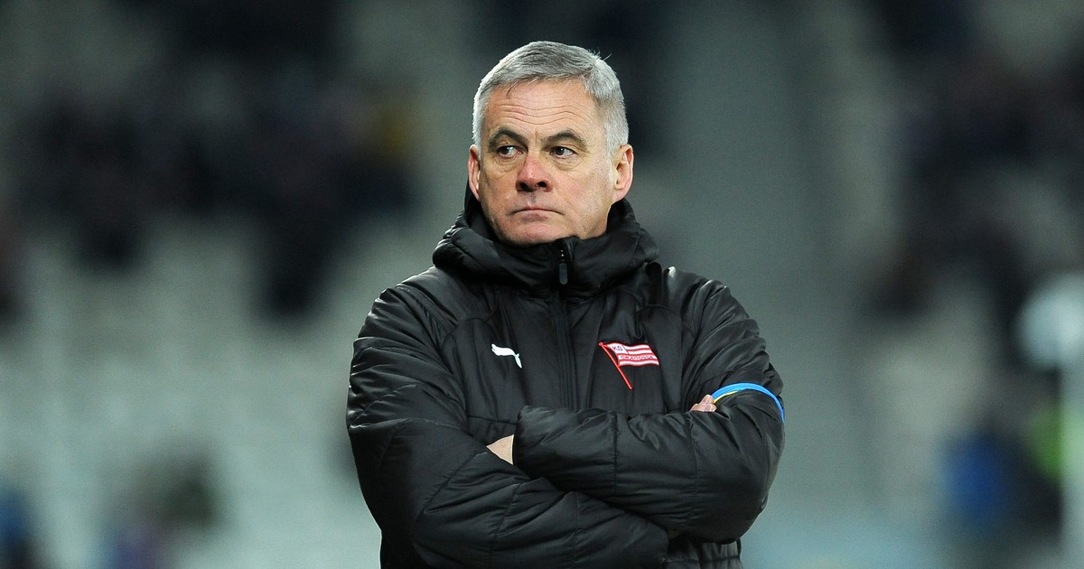 Skandál v Ekstraklase!  Agresivní fotbalové fanoušky musel uklidňovat trenér