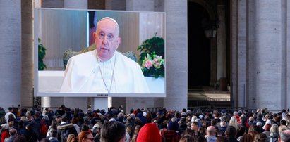 Papież Franciszek nie wyszedł do tłumu, by odmówić "Anioł Pański". Co się stało?