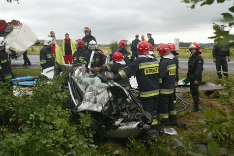 30.07.2007 - Checiny klolo Kielce (swietokrzyskie) wypadek drogowy. Droga krajowa nr 7 Ciezarowy Man (wiozacy blache) jechal w strone Warszawy. W pewnym momencie na jego pas zjechal kierowca opla Astry na krakowskich numerach, uderzyl w kolo ciezarowki i wyladowal w rowie. Po zderzeniu kierowca ciezarowki stracil panowanie nad pojazdem i zjechal na swoj lewy pas. Wtedy zderzyl sie czolowo z jadacym w strone Krakowa Seatem. Zepchnal seata z drogi. Sila uderzenia wciagnela seata pod Mana.Strazacy ciezkim dzwigiem podniesli ciezarowke i potem wydobyli zwloki.Na miejscu zginela pasazerka opla i kierowca Seata. Kierowcy Mana nic sie nie stalo.Fot. Dariusz GacekNZ: seat w ktorym zginal kierowca