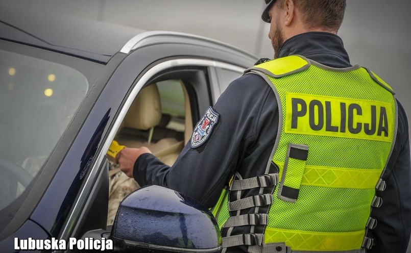 Policjant kontroluje trzeźwośc kierowcy