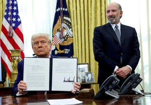 Američki predsednik Donald Tramp sa izvršnom naredbom o carinama i ministar trgovine Hauard Lutnik (desno na slici) | Foto: Reuters