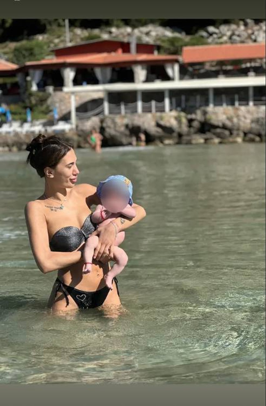 Sara Stijović na moru sa sinom