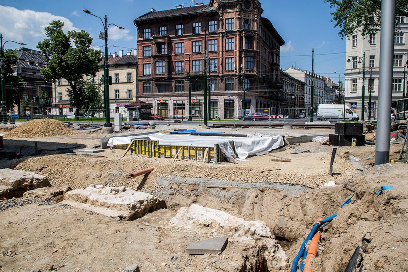 Fuszerka na Krakowskiej. Położyli nowy beton i już go zrywają