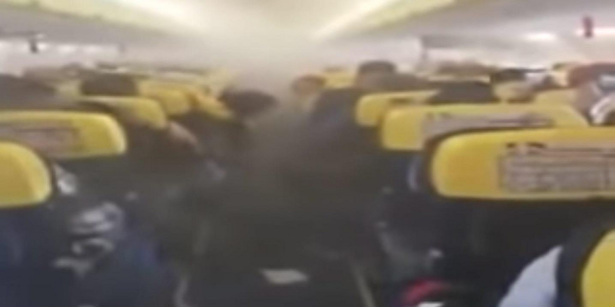 Gęsty dym, płacz i krzyki na pokładzie Ryanaira. Szokujący film!