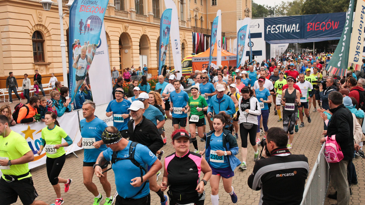 PZU Festiwal Biegowy oferuje biegaczom ponad 30 różnych dystansów – nie może wśród nich zabraknąć oczywiście maratonu. Start i meta odbywają się na krynickim deptaku, a trasa wiedzie malowniczymi drogami Beskidu Sądeckiego. Liczne podbiegi i zbiegi powodują, że należy on do najtrudniejszych maratonów w Polsce.