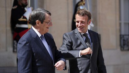 Inkább teszünk a járványra! Macron ölelkezve fogadta a ciprusi államfőt