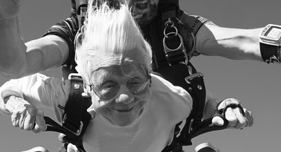 Dopiero co pobiła rekord Guinnessa w skoku ze spadochronem... Nie żyje 104-letnia Dorothy Hoffner