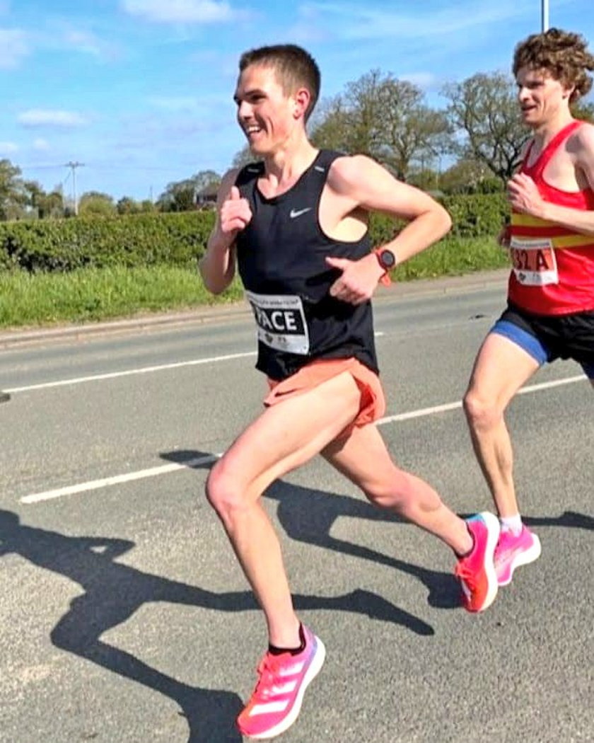 Brytyjczyk Jake Smith (23 l.) miał być tylko „zającem” – biegaczem dyktującym tempo dla gwiazd, który zejdzie z trasy przed metą w Cheshire Elite Marathon w Walii.