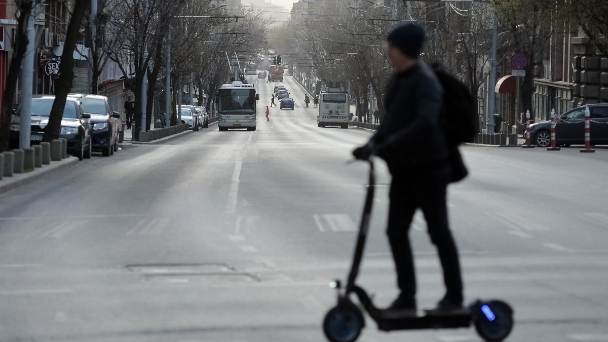 Reguli noi pentru trotinetele electrice de închiriat din București: interzise în Centrul Vechi, doar pentru majori și amenzi de până la 10.000 de lei