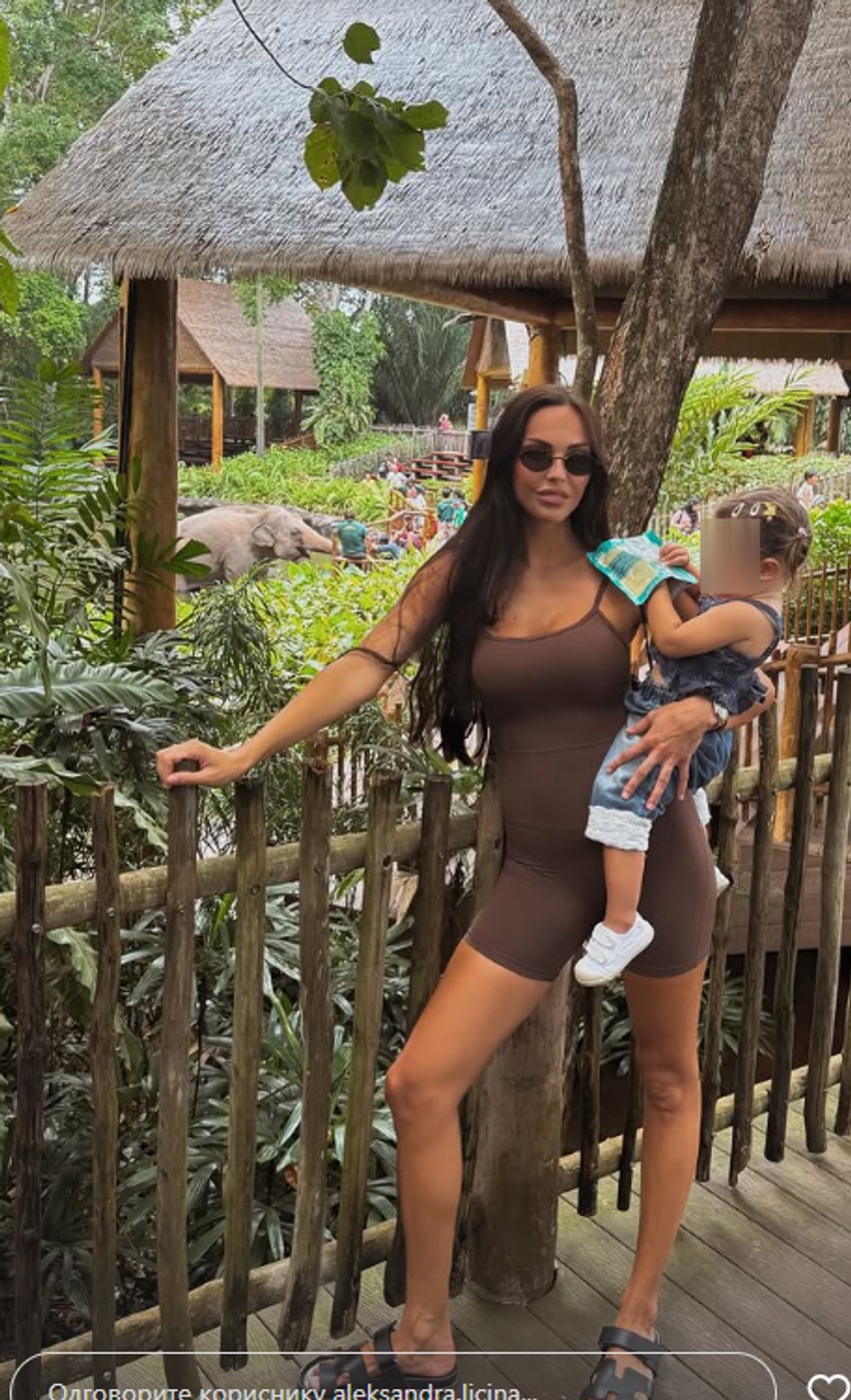 Aleksandra i Luka uživaju sa ćerkama