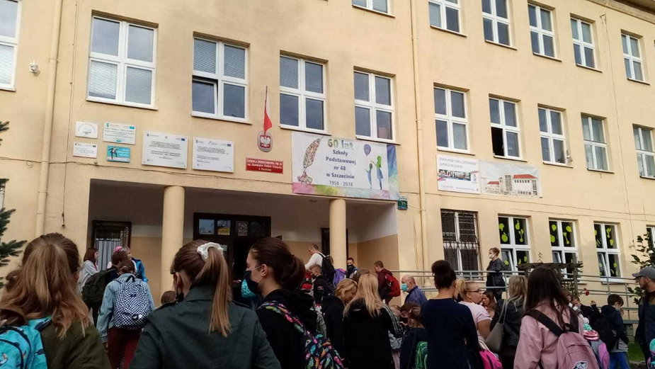 Kolejka przed szkołą w Szczecinie