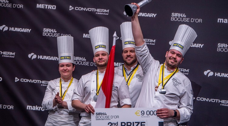 A második helyezett magyar csapat a Bocuse d'Or szakácsverseny európai döntőjének eredményhirdetésén a Sirha Budapest 2022 Nemzetközi Élelmiszeripari és a HoReCa szakkiállításon a Hungexpo Budapesti Vásárközpontban 2022. március 24-én.