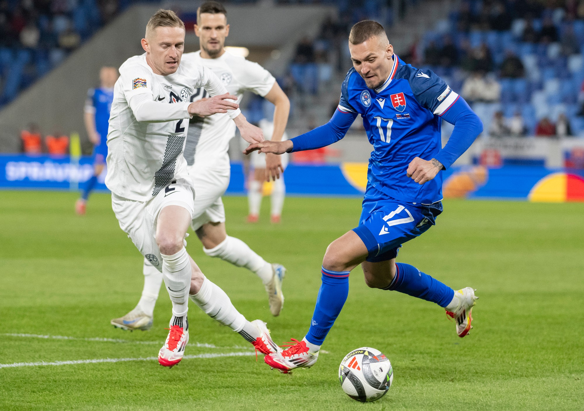 Slovenský futbalista Lukáš Haraslín (vpravo) a slovinský futbalista Žan Karničnik. 