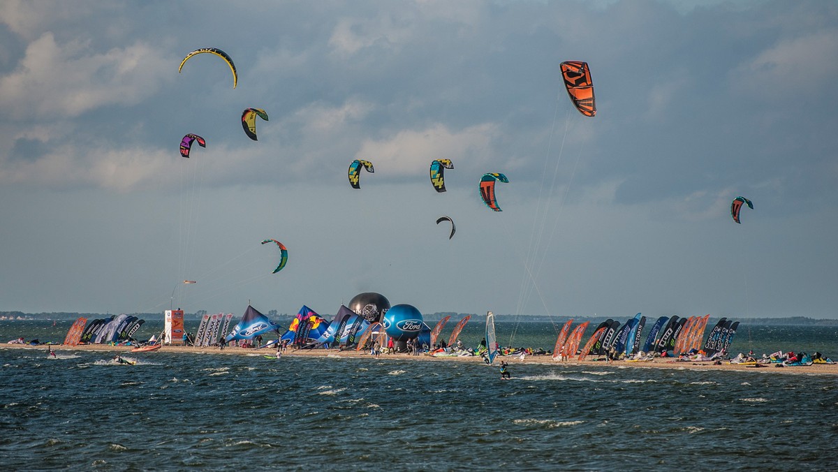 W dniach 4–7 czerwca na cyplu rewskim odbędzie się drugi etap zawodów o Puchar Polski i mistrzostwo Polski Ford Kite Cup w kitesurfingu. W ten długi czerwcowy weekend będzie można zobaczyć popisy najlepszych kitesurferów startujących w dwóch głównych konkurencjach Freestyle oraz Course Racing.