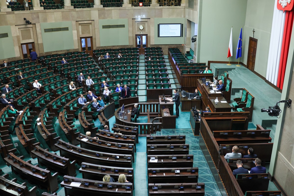 Sala sejmowa w polskim parlamencie