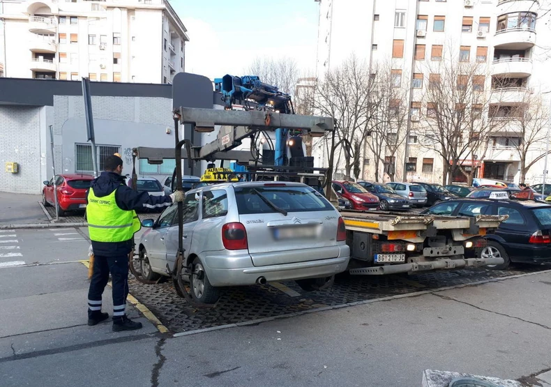 "Pauk" odnosi auto "divljem" taksisti
