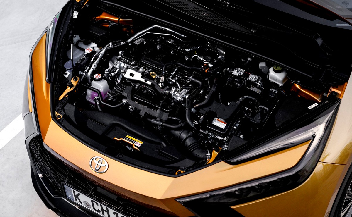 Toyota C-HR silnik złoty kolor napęd hybrydowy