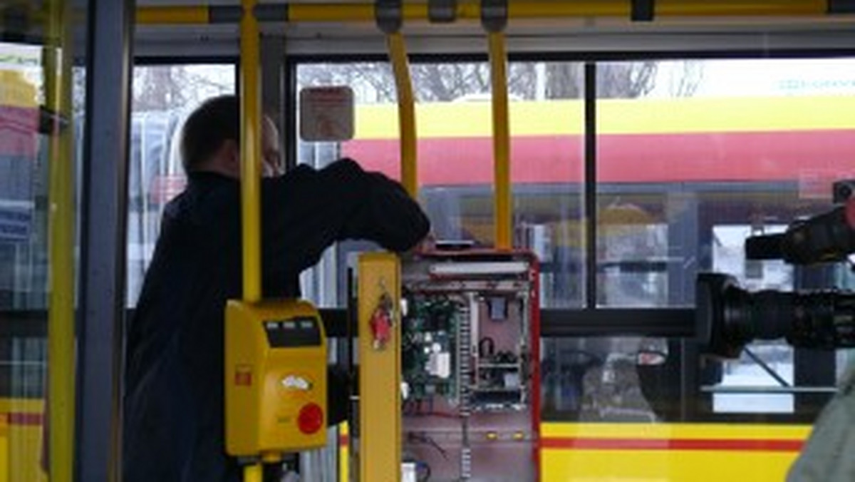 Już tysiąc, spośród 1100 pojazdów Miejskich Zakładów Autobusowych jeżdżących ulicami Warszawy, jest wyposażonych w automaty biletowe. Do końca 2014 roku mają je mieć wszystkie.