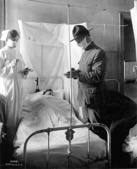 Grypa hiszpanka w szpitalach wojskowych. Łóżka pacjentów są odwrócone, naprzemiennie, żeby oddech jednego pacjenta nie był skierowany w stronę twarzy drugiego, Nowy Jork, 1918
