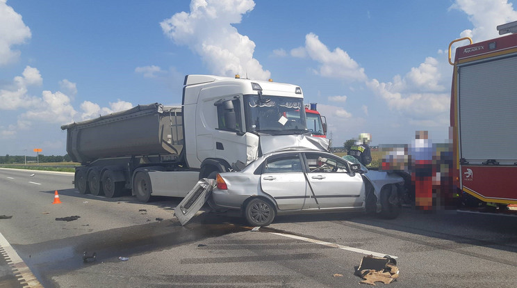 Egy ember vesztette életét, amikor egy kamion és egy személygépkocsi ütközött Körmend térségében/ Fotó: Police.hu