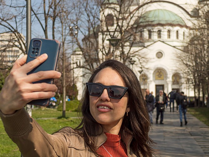 Helena je ove godine zaradila 7 miliona dinara, ali se stidi svog posla (ilustracija)