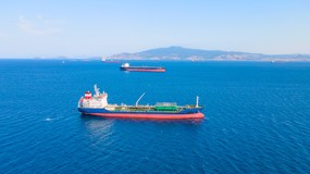 Mimo blokady jest poprawa. Statki wracają na Ormuz