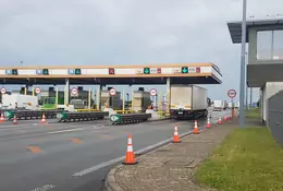 Płatności e-Toll: kierowcy samochodów osobowych wolą płacić przy kasie...