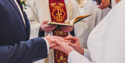 Ślub ekumeniczny w Polsce to fikcja. Pomija stronę niekatolicką