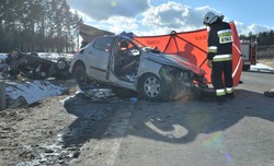 Wypadek na krajowej "ósemce". Zderzenie ciężarówki i dwóch aut na prostej drodze. Trzy osoby nie żyją