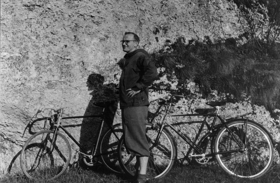 Ksiądz Karol Wojtyła na wycieczce rowerowej (pierwsza połowa lat 50.)