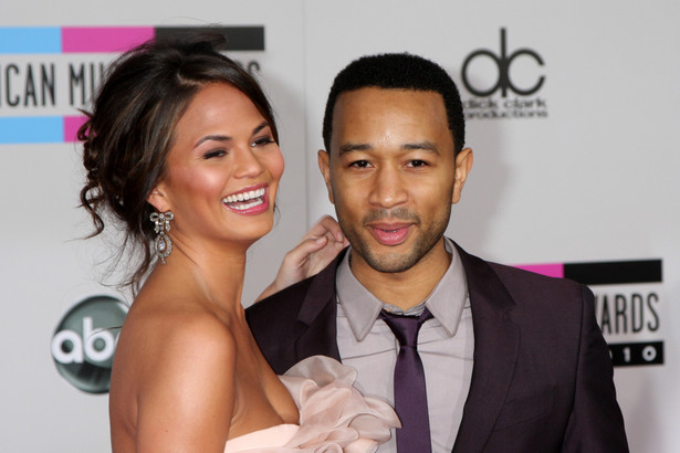 Ciąża i usuwanie implantów piersi równocześnie? Chrissy Teigen to zrobiła. Tłumaczy, dlaczego